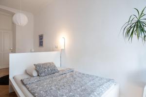 Posteľ alebo postele v izbe v ubytovaní Renovated historical apartment in the center of Brno