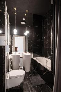 Kúpeľňa v ubytovaní Renovated historical apartment in the center of Brno + 17 fotografií