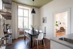 Kuchyňa alebo kuchynka v ubytovaní Renovated historical apartment in the center of Brno
