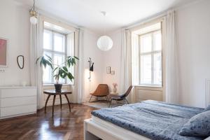 Posteľ alebo postele v izbe v ubytovaní Renovated historical apartment in the center of Brno