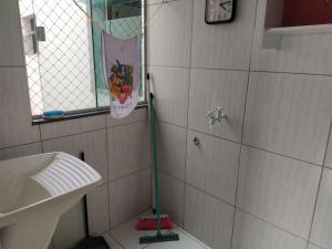 ヴィトリア・ダ・コンキスタにあるApartamento 305 Encantador Centro de Conquistaの洗面台の横の床にモップ付きのバスルーム +3枚の写真