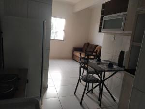 ヴィトリア・ダ・コンキスタにあるApartamento 305 Encantador Centro de Conquistaの小さなキッチン(テーブル、椅子付)