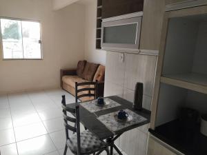 ヴィトリア・ダ・コンキスタにあるApartamento 305 Encantador Centro de Conquistaの小さなキッチン(テーブル、ソファ付)
