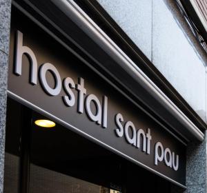 una señal sobre una puerta de una tienda en Hostal Sant Pau, en Barcelona