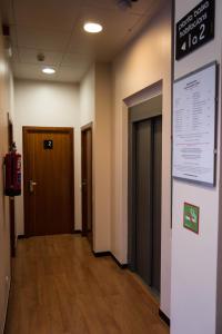 korytarz z dwoma drzwiami i znakiem na ścianie w obiekcie Hostal Sant Pau w Barcelonie