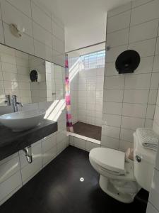 Koupelna v ubytování B&B Wasi Airport Lima + 37 fotografií