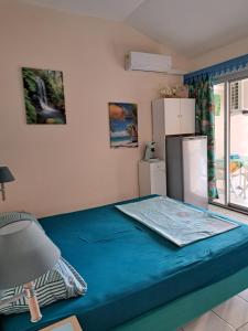 Letto o letti in una camera di STUDIO FONCTIONNEL dans HOTEL CARAYOU SPA PISCINES
