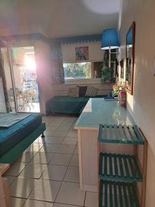 una stanza con cucina e soggiorno di STUDIO FONCTIONNEL dans HOTEL CARAYOU SPA PISCINES a Les Trois-Îlets