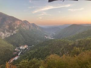 uitzicht op een vallei in de bergen bij Casa Young&Jung in Sibiu