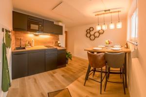 a kitchen with a table and chairs in a room at Souterrain Wohnung mit Parkplatz Nähe Phantasialand und Köln, Top Therme in Euskirchen, Eifel erleben in Weilerswist
