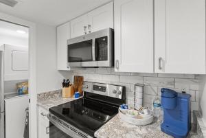 a kitchen with a microwave and a stove top oven at Perfect Getaway Ponte Vedra Beach Lifestyle in Ponte Vedra +25 photos