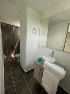 a bathroom with a sink and a mirror at Muy Cerca al CC Fundadores, U Autonoma & El Centro in Manizales +40 photos