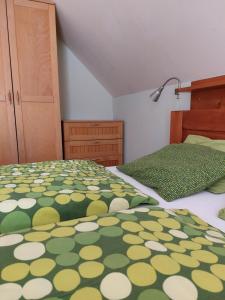 Łóżko lub łóżka w pokoju w obiekcie Wellness Chata Rosnatka