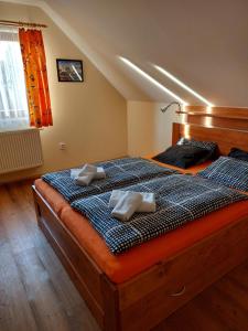 duże łóżko z 2 białymi poduszkami w obiekcie Wellness Chata Rosnatka w mieście Kvilda