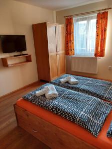 Łóżko lub łóżka w pokoju w obiekcie Wellness Chata Rosnatka