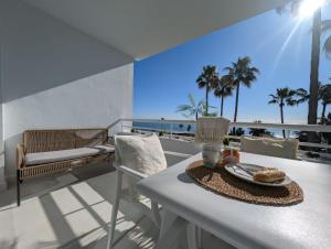 Balkón nebo terasa v ubytování Miraflores beach sunrise view 1 bedroom apartment.