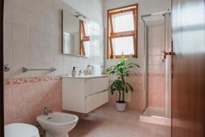 Un baño con lavabo, inodoro y ducha. en Dimora Teresa, en San Pietro Vernotico