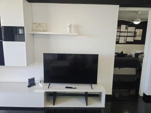 A television and/or entertainment centre at Sunset in Los Geranios by HelloApartments