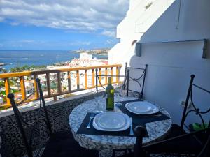 A balcony or terrace at Sunset in Los Geranios by HelloApartments