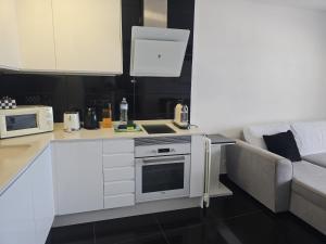 A kitchen or kitchenette at Sunset in Los Geranios by HelloApartments