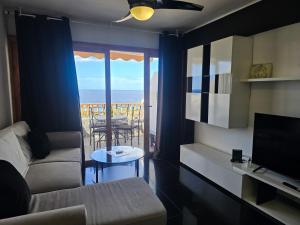A television and/or entertainment centre at Sunset in Los Geranios by HelloApartments
