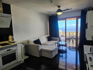 A kitchen or kitchenette at Sunset in Los Geranios by HelloApartments