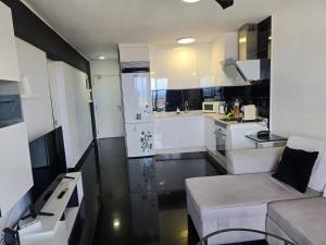 A kitchen or kitchenette at Sunset in Los Geranios by HelloApartments