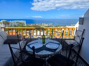 A balcony or terrace at Sunset in Los Geranios by HelloApartments