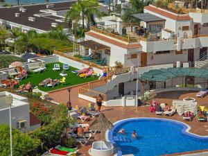The swimming pool at or close to Sunset in Los Geranios by HelloApartments