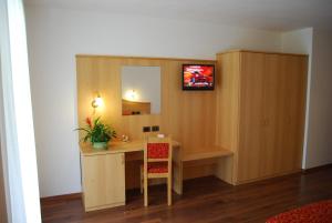 Μια τηλεόραση ή/και κέντρο ψυχαγωγίας στο Hotel Garni Arnica