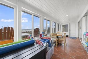 Ruang duduk di Oceanfront Oasis Beach House - Pet Friendly