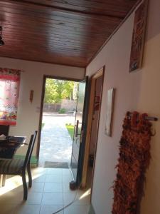 Cabaña la Morocha في سيوداد لوجان دي كويو: باب مفتوح لغرفة طعام مع طاولة