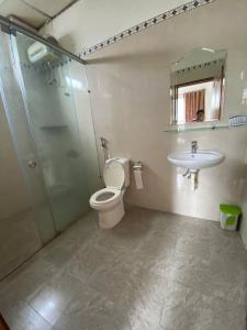 Koupelna v ubytování Family Heaven- Big Apartment, Big Fun! + 11 fotografií