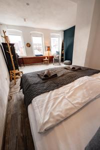a bedroom with a large bed in a room at ME LIVING Ferienhaus 130qm Lemgo Zentrum in Lemgo