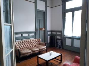 布宜诺斯艾利斯Calida habitacion edificio historico的客厅里有一张沙发和一张桌子。