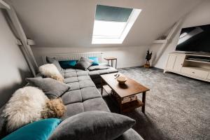 a living room with a couch and a tv at ME LIVING Ferienhaus 130qm Lemgo Zentrum in Lemgo
