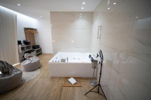 Koupelna v ubytování Luxury - 5 Stars - Suite with a jacuzzi 70's rooms