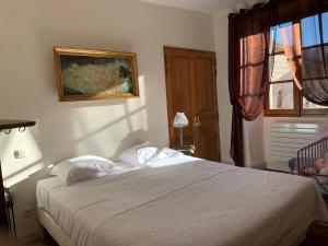 Postel nebo postele na pokoji v ubytování Manoir du Charme dans les Gorges du Tarn LOZERE