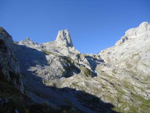 een rotsachtige berg met een blauwe lucht op de achtergrond bij Casa de Aldea Florentina in Arenas de Cabrales