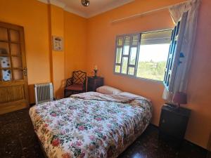 a bedroom with a bed and a window at Casa Rural Los Tilos Betancor in Moya