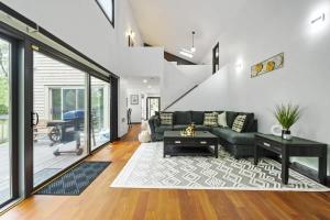 Beach ParkNew Year Spot- Navy Graduation King bed pool table的相册照片