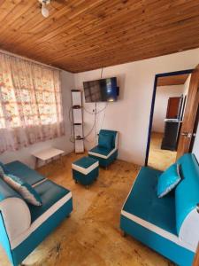 a living room with two couches and a flat screen tv at CASA CAMPESTRE el jardín in Filandia