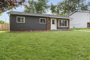 a small house with a lawn in front of it at Bolingbrook King Bed 7 min to Hwy & Mall in Bolingbrook