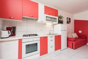 Kuchyňa alebo kuchynka v ubytovaní Family friendly apartments Kim - by TA Leut Agency