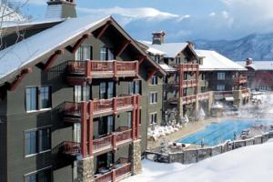 阿斯潘Luxury Ritz-Carlton Aspen 3 Bedroom Residence Club Condo的雪地中带游泳池的度假村