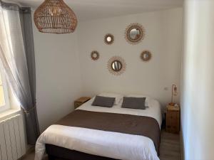 Postel nebo postele na pokoji v ubytování Maison de charme avec piscine chauffée + 15 fotografií