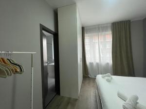 a bedroom with a bed and a mirror and a window at Cozy City Escape in Brussels