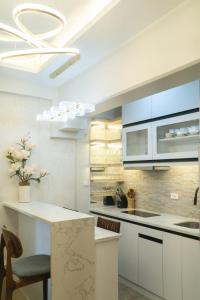 eine Küche mit weißen Schränken und einer weißen Arbeitsplatte in der Unterkunft carpe diem staycation in Lapu Lapu City