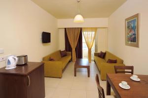 אזור ישיבה ב-Euronapa Hotel Apartments