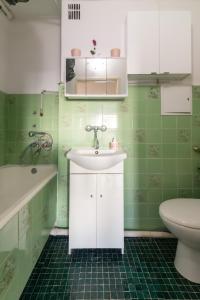 een badkamer met een wastafel, een bad en een toilet bij Szopy 2 in Gdańsk +31 foto's